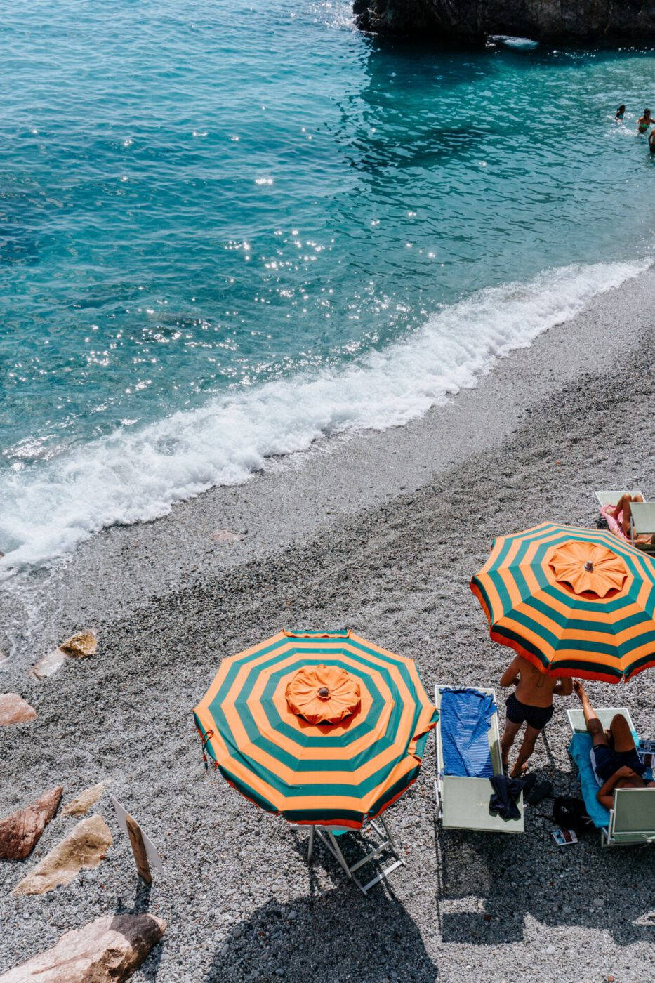 Aesthetic Beach Vibes With Colorful Umbrellas Wallpaper