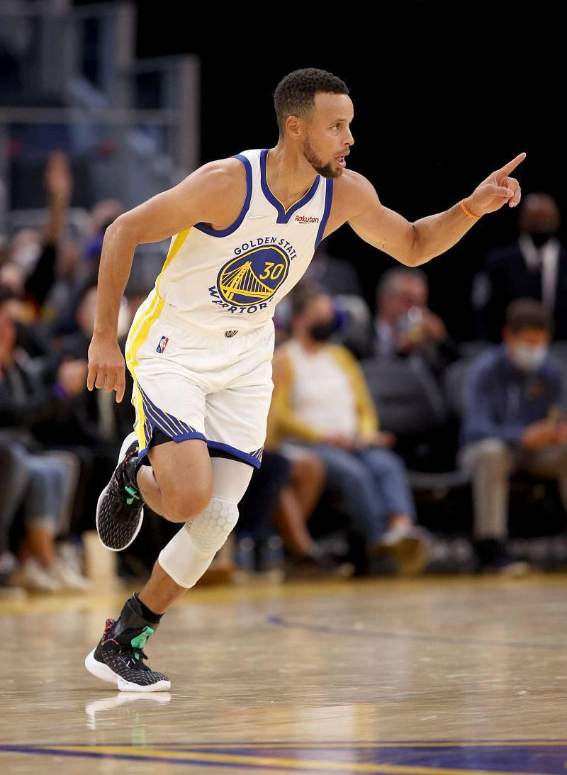 Steph Curry Pointing And Running Wallpaper