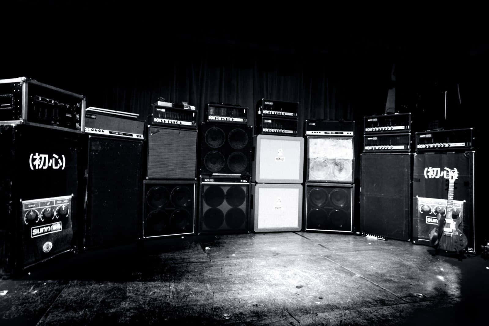 A Black And White Photo Of Several Amps In A Room Wallpaper