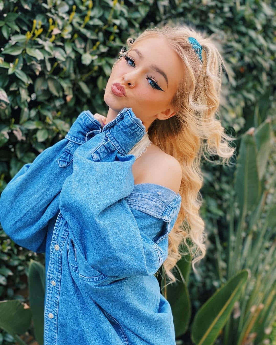 A Blonde Woman In A Blue Denim Shirt Posing For A Photo Wallpaper