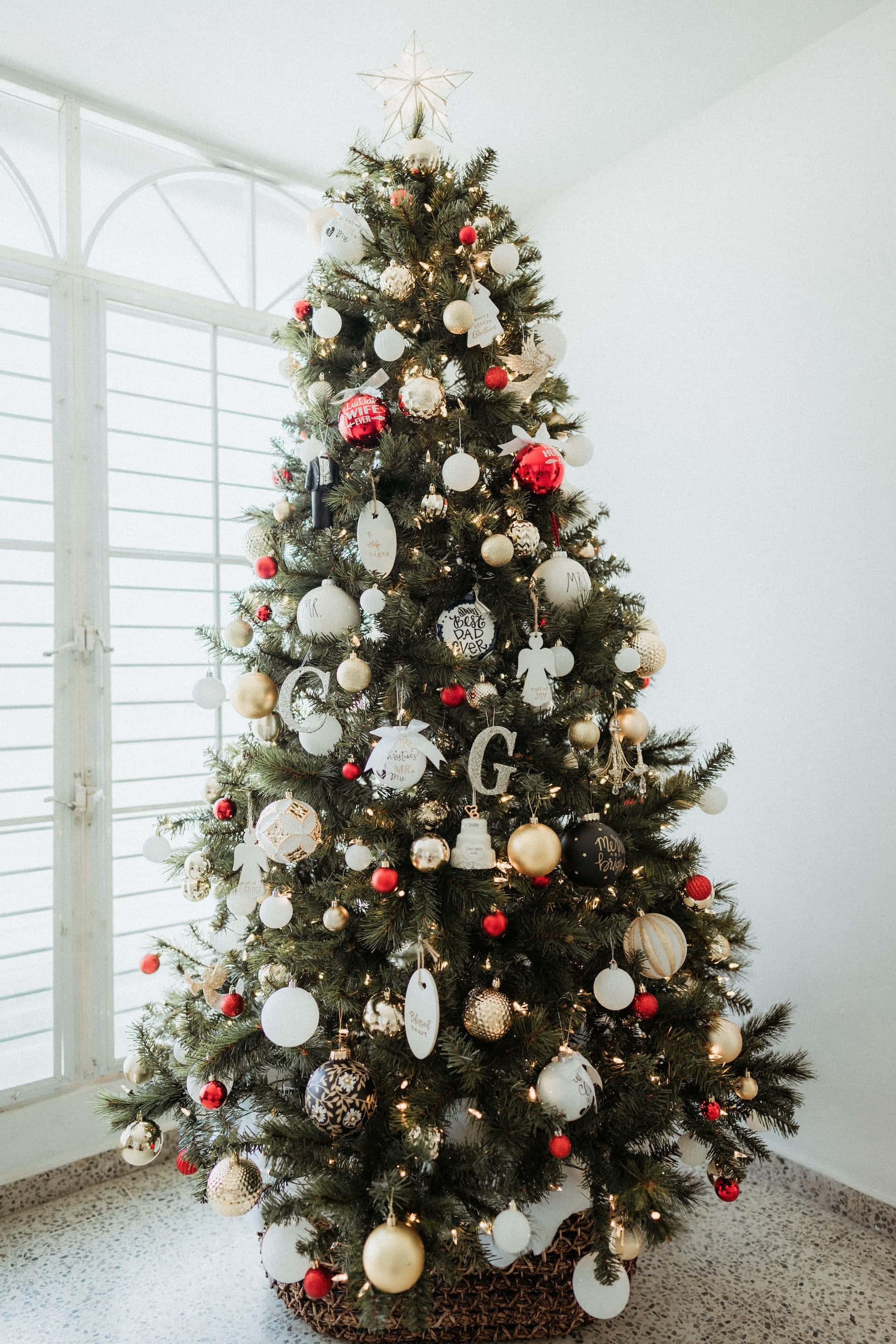 A Bright And Beautiful Christmas Tree To Brighten Your Holidays Wallpaper