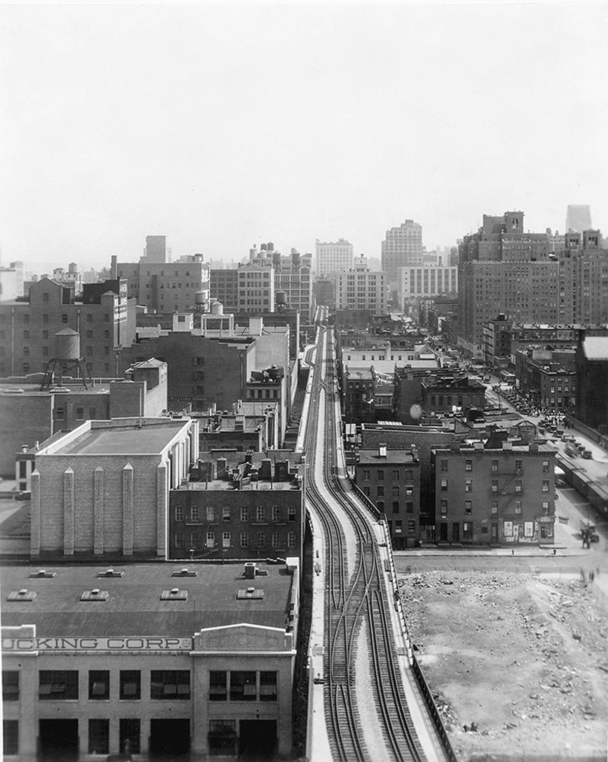 A Striking Black And White Shot Of The High Line, A Serene Urban Getaway In The Heart Of New York City. Wallpaper