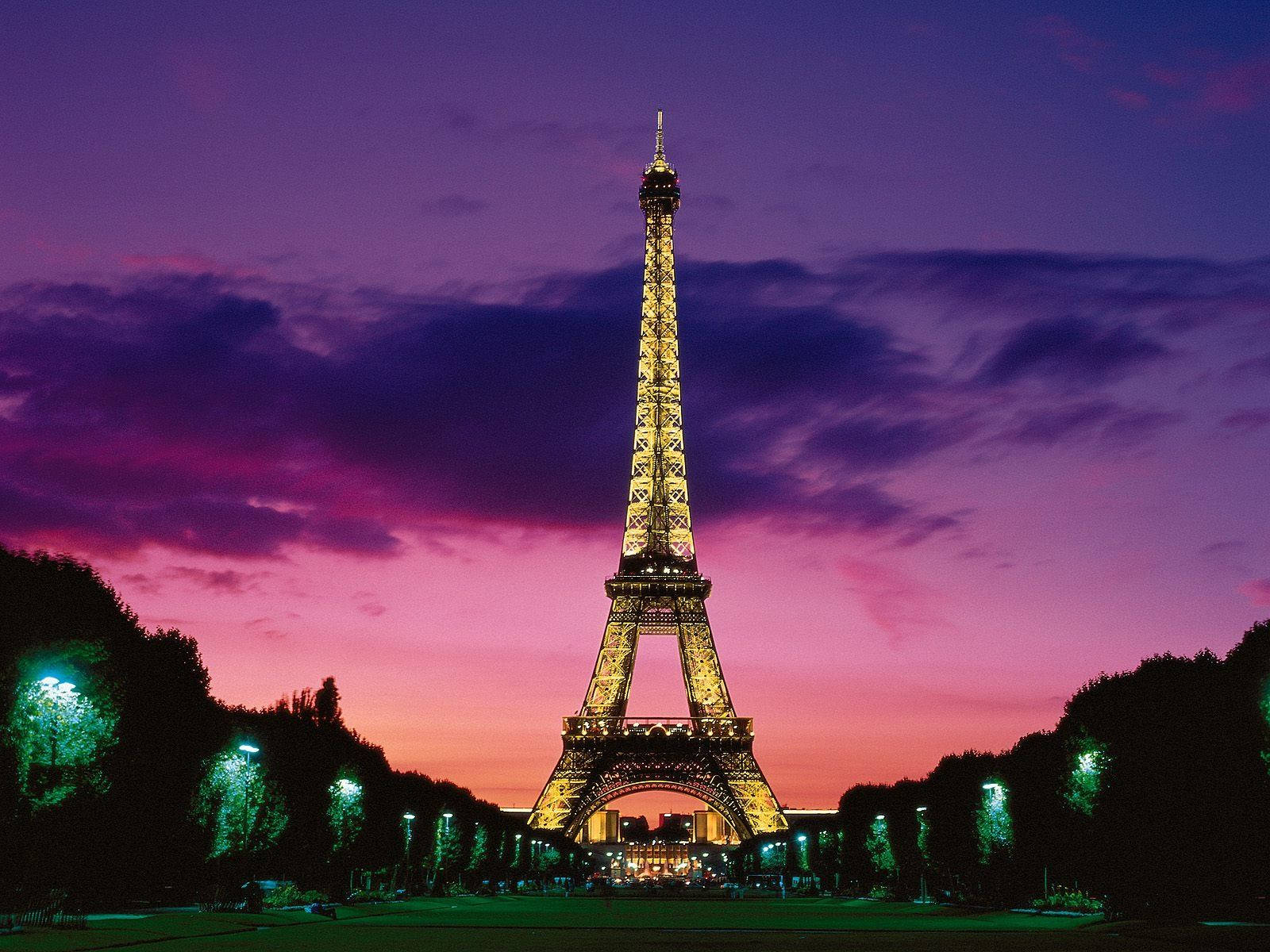 A Stunning View Of The Glowing Eiffel Tower In Paris Wallpaper