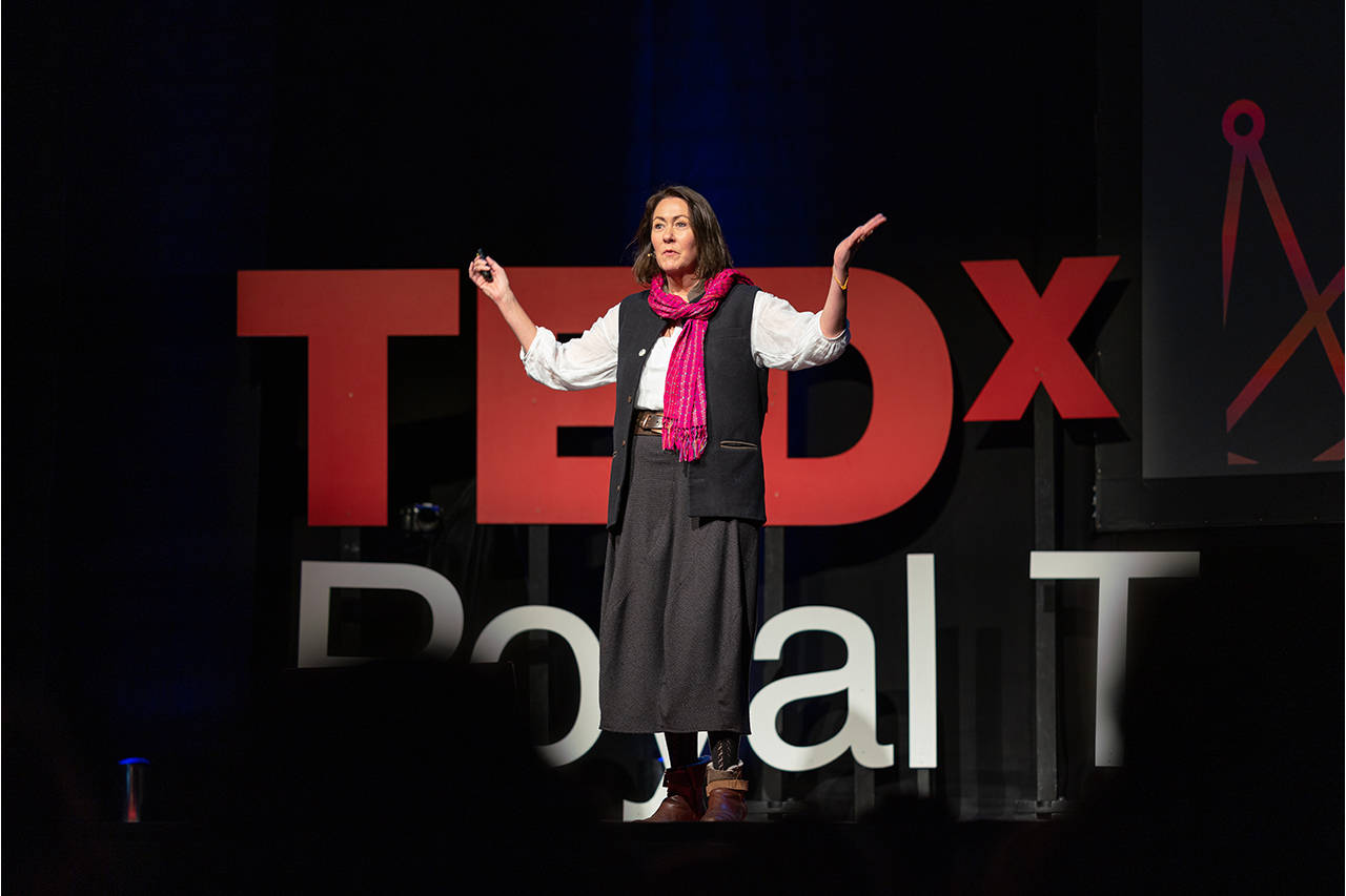 A Woman With Scarf In Tedx Talks Wallpaper