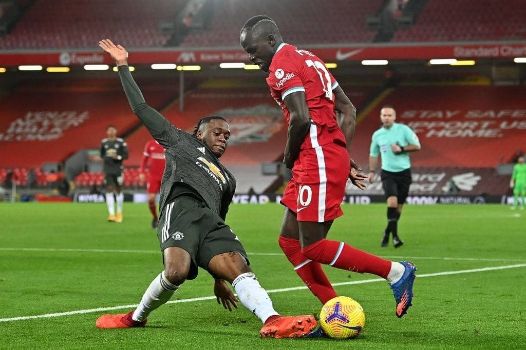 Aaron Wan-bissaka Awkward Fall Wallpaper