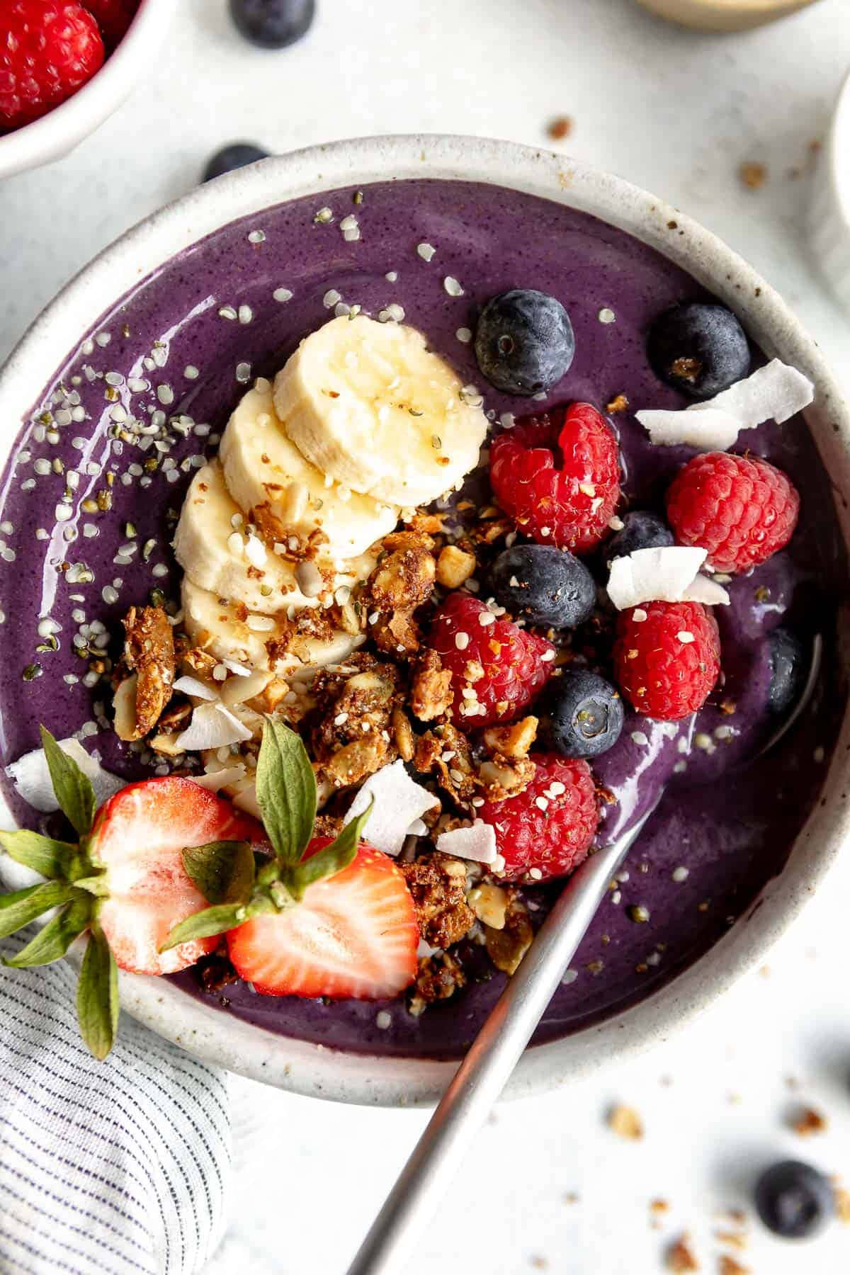 Acai Bowlwith Fresh Berriesand Granola.jpg Wallpaper