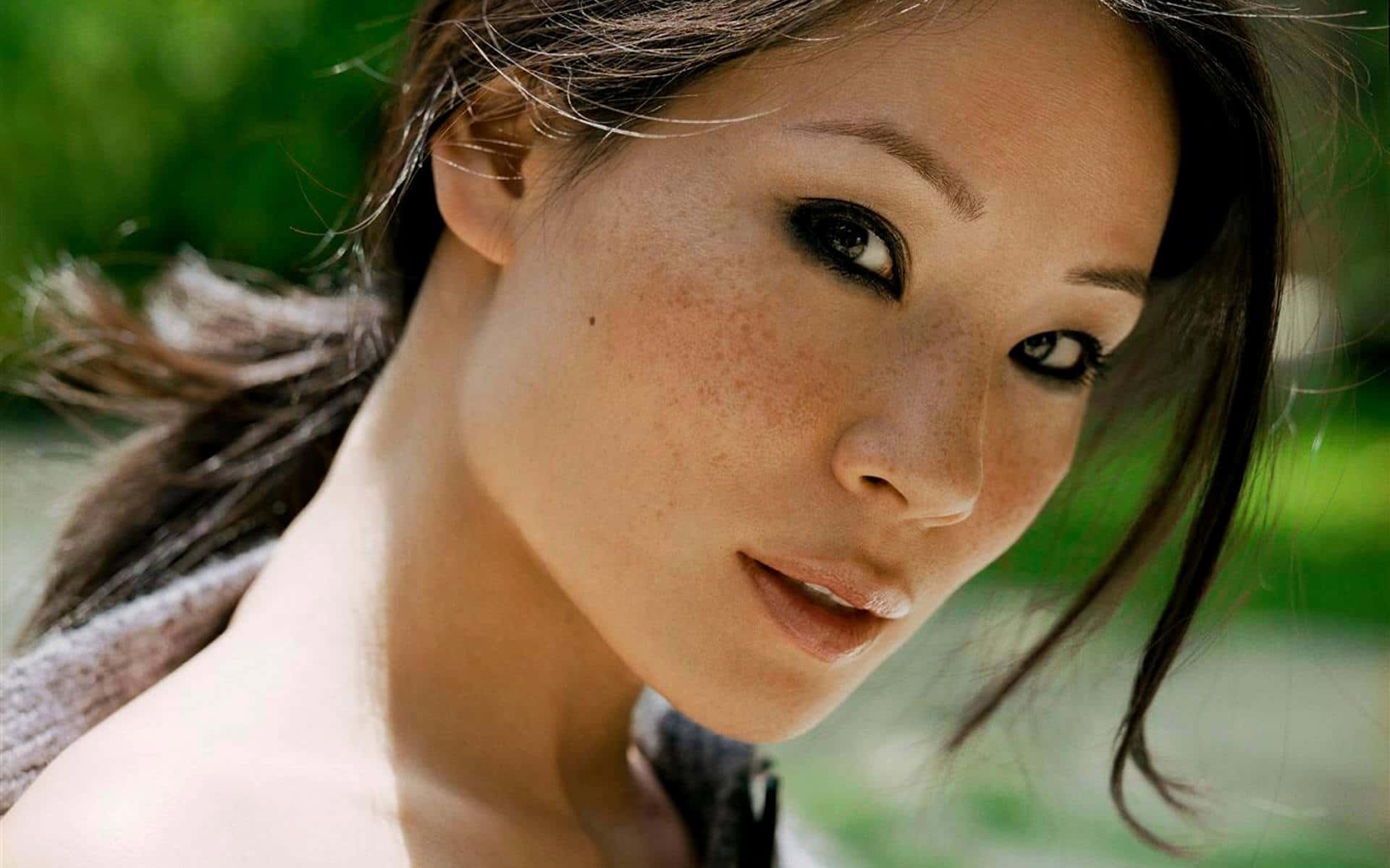 Download free Actress Lucy Liu Stuns On The Red Carpet Wallpaper -  MrWallpaper.com