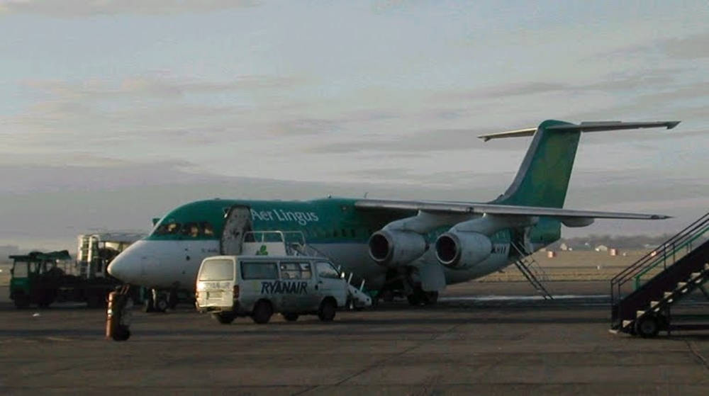 Aer Lingus Cargo Plane In Mid-flight Wallpaper