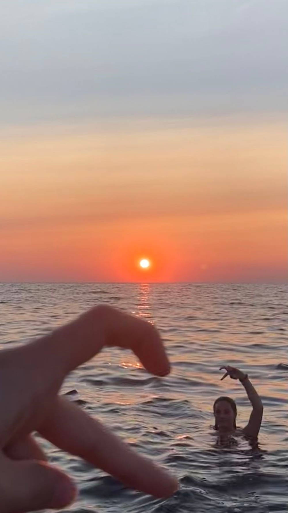 Aesthetic Couple Finger Heart With Sunset Wallpaper