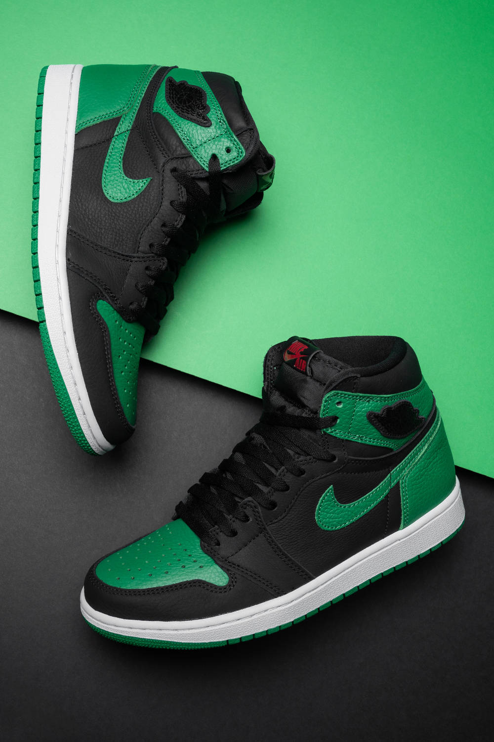 Air Jordan 1 Retro Og 'green & Black' Wallpaper