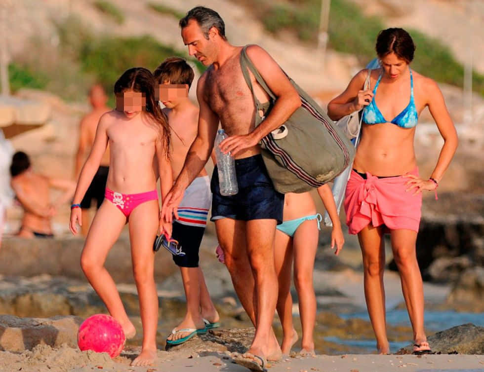 Alex Corretja On Vacation With Family Wallpaper