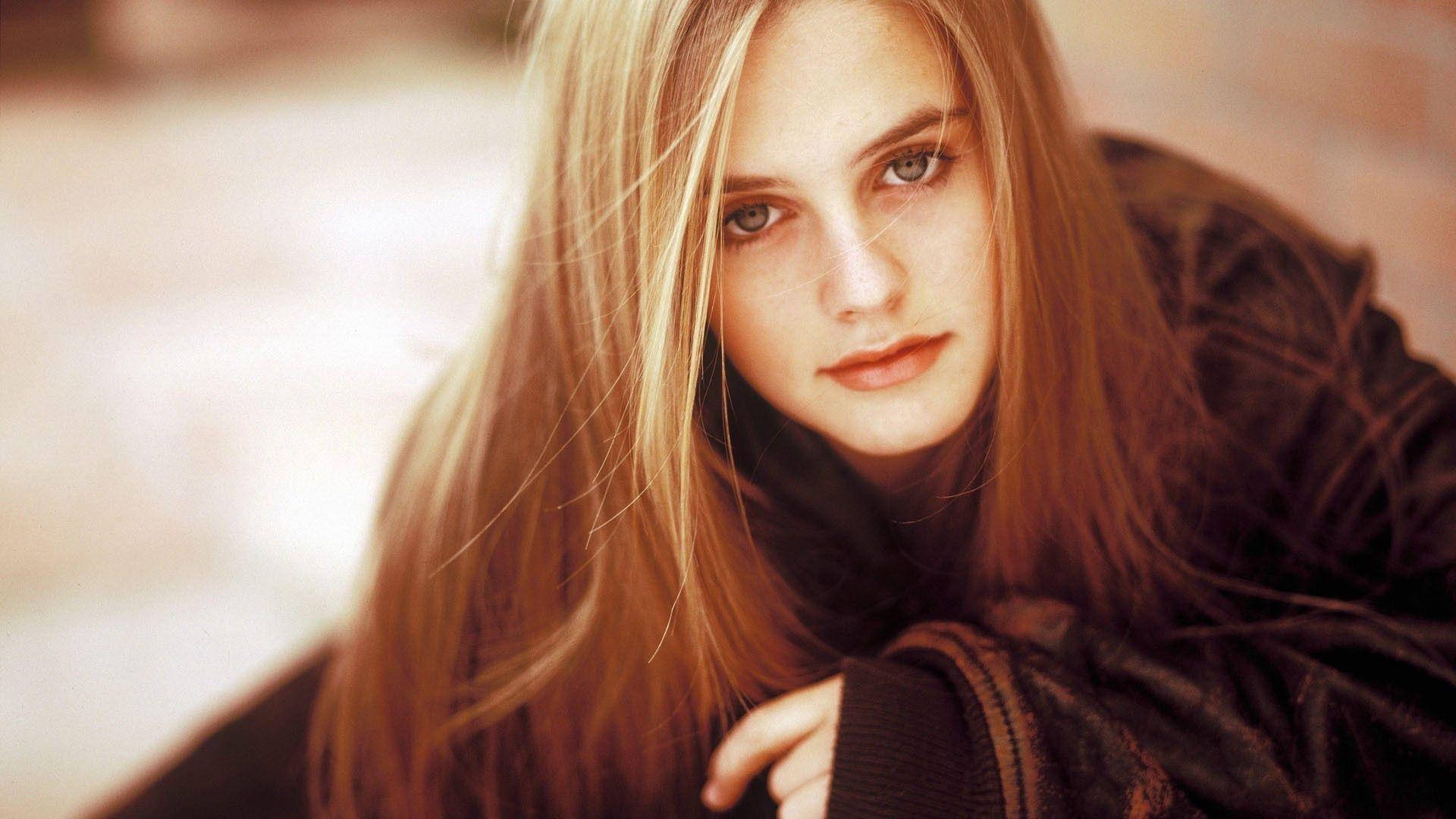 Download free Alicia Silverstone Pretty Face Wallpaper - MrWallpaper.com