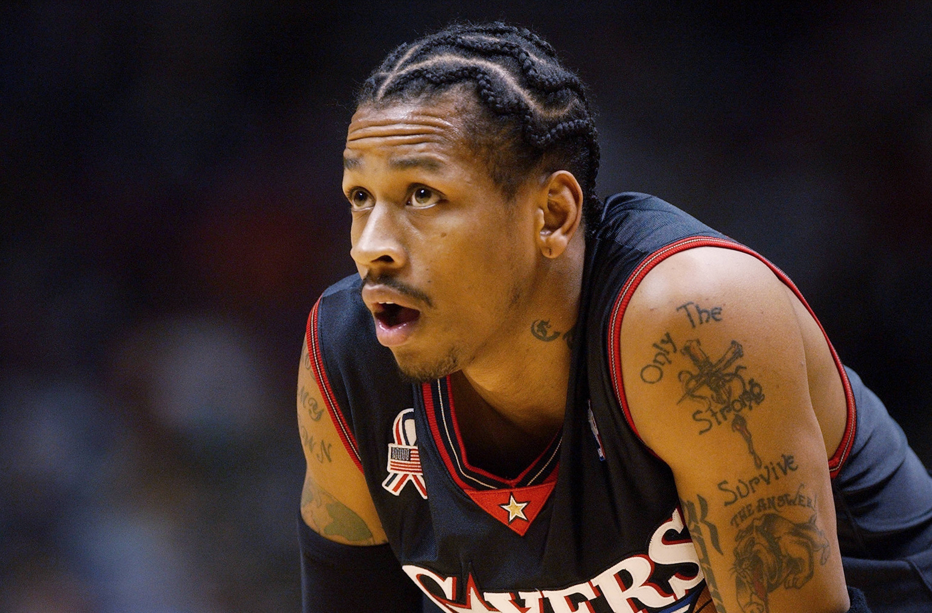 Allen Iverson Crouching Down Blurry Backdrop Wallpaper