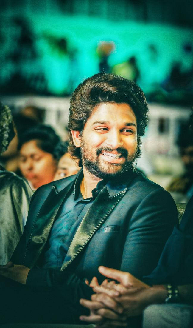 Allu Arjun Smiling In Suit Wallpaper
