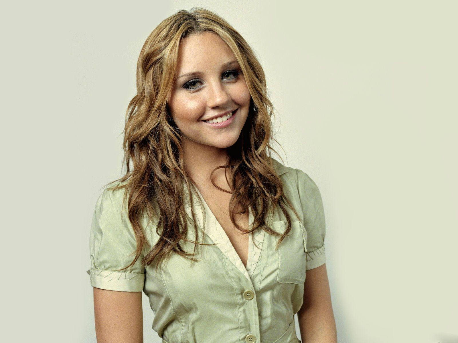 Amanda Bynes In Green Top Wallpaper