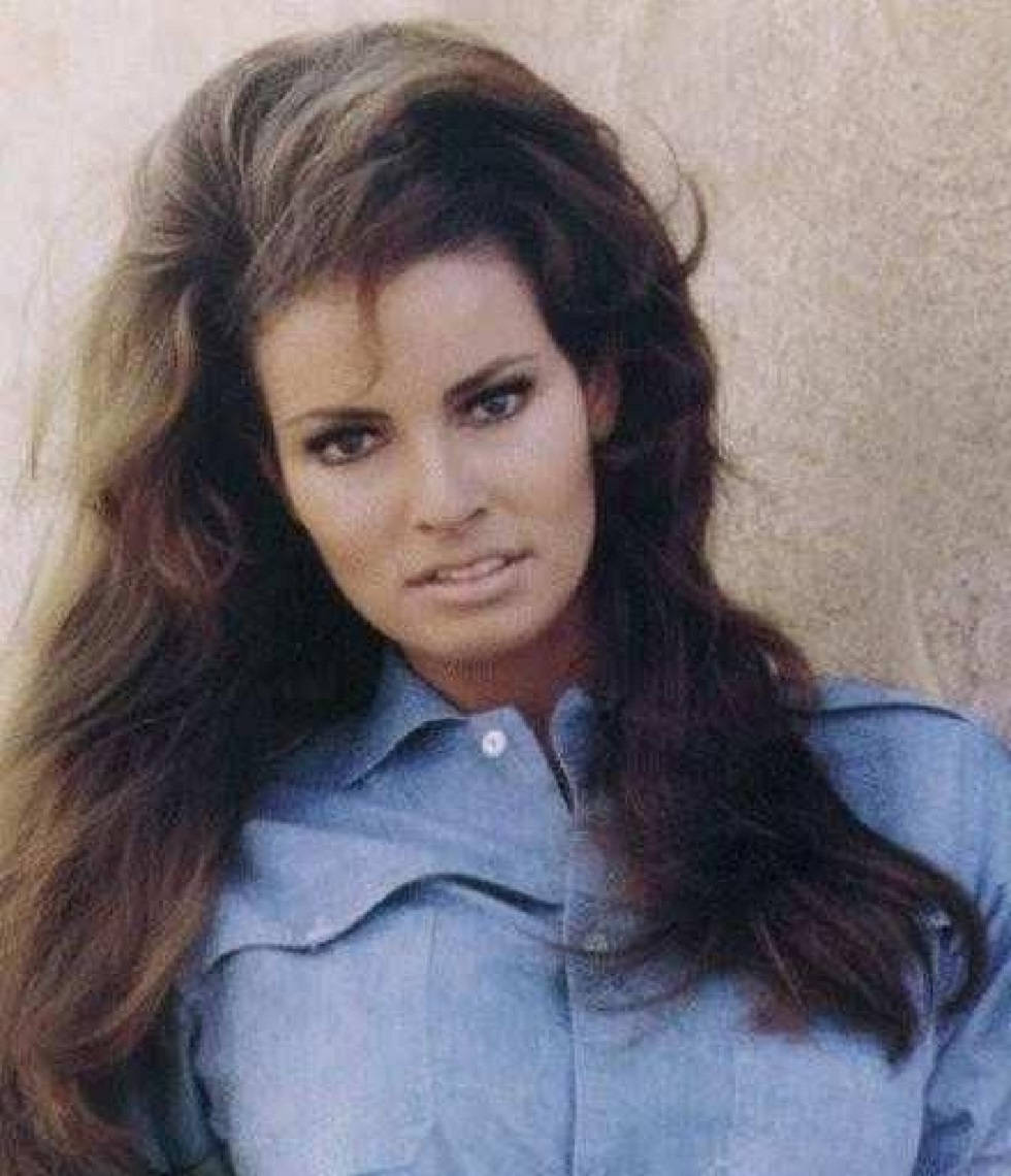 American Actress Raquel Welch 1970 Photoshoot Wallpaper