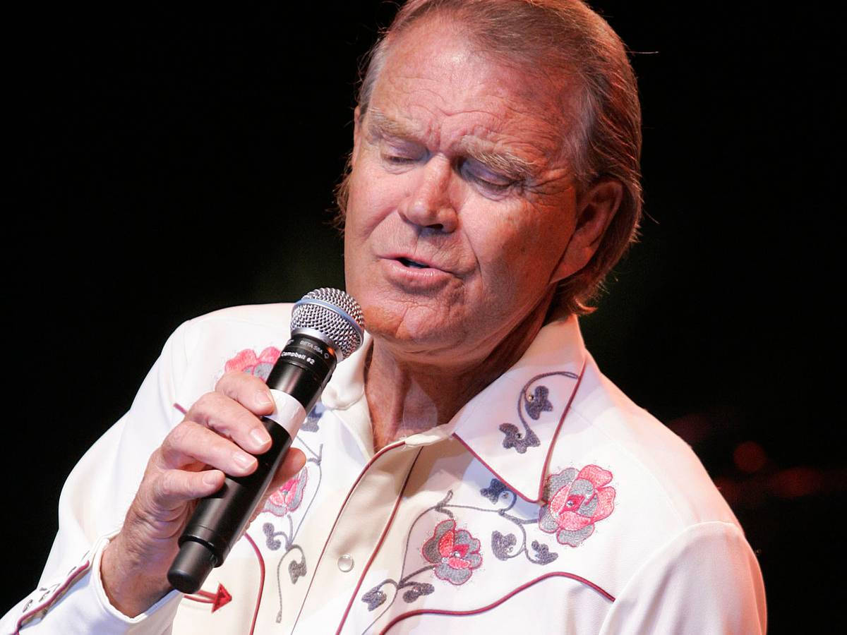 American Guitarist Legend Glen Campbell Singing Wallpaper