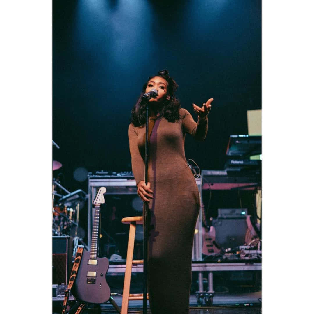 American R&b Singer Summer Walker On Stage Wallpaper