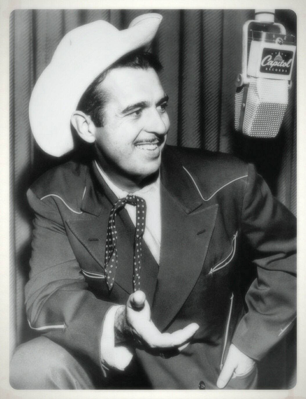 American Singer Tennessee Ernie Ford Studio Photoshoot Wallpaper