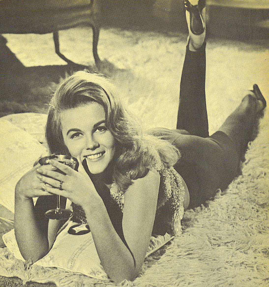 Ann Margret As Kelly Olsson Wallpaper