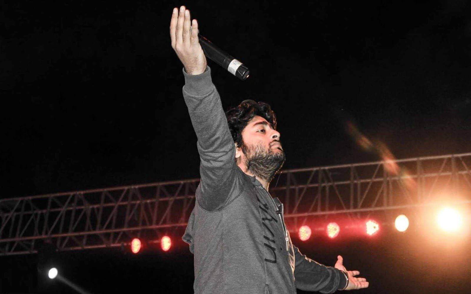 Arijit Singh Hypes The Audience Wallpaper