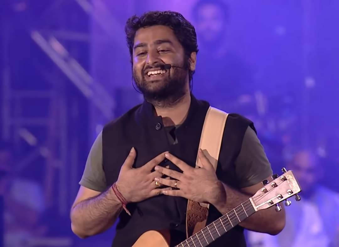 Arijit Singh Singing Live With Guitar Wallpaper