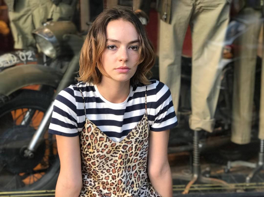 Atypical Young Actress Bridgette Lundy-paine Wallpaper