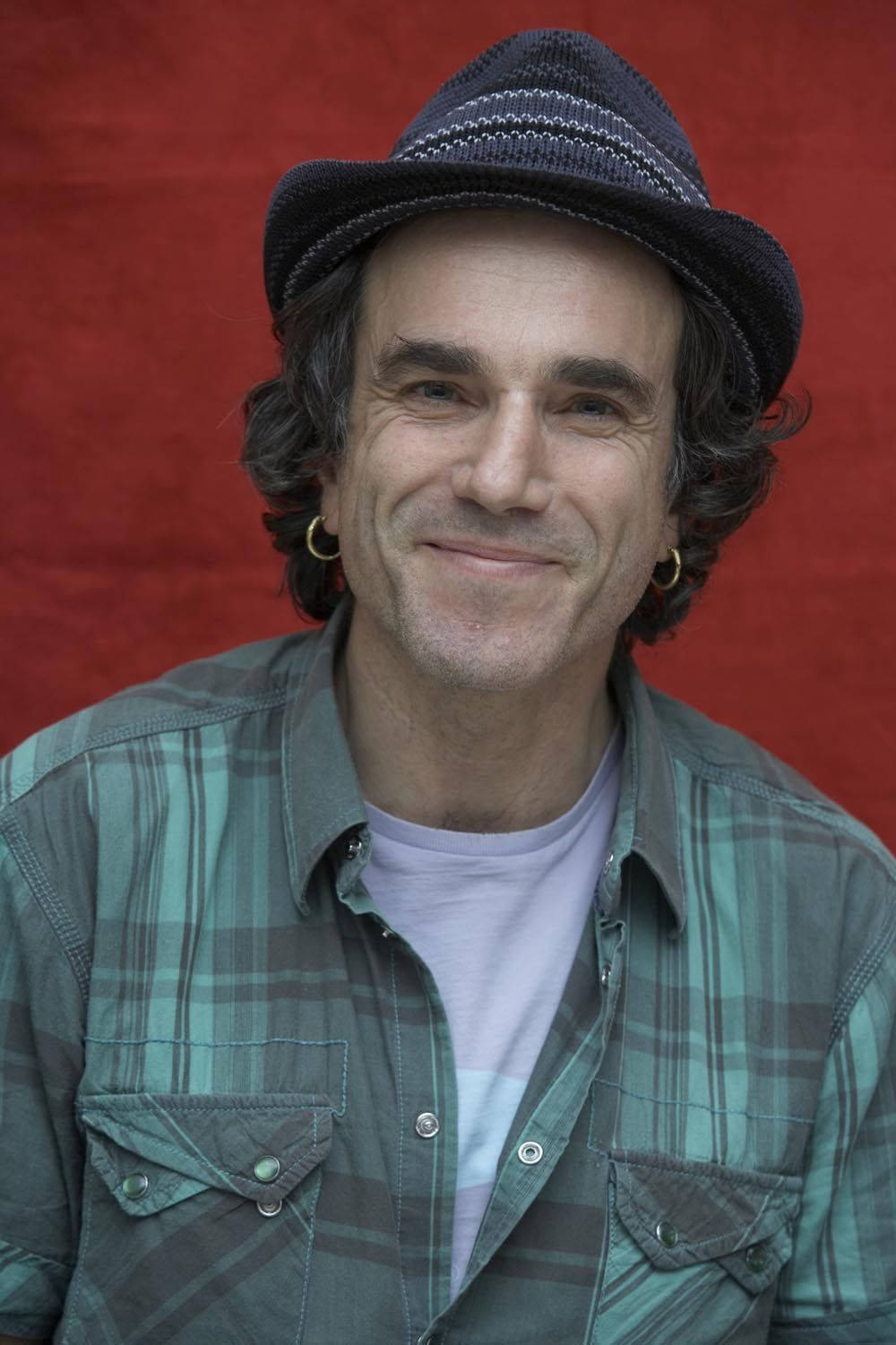 Award-winning Actor Daniel Day-lewis Sporting His Favourite Hat Wallpaper