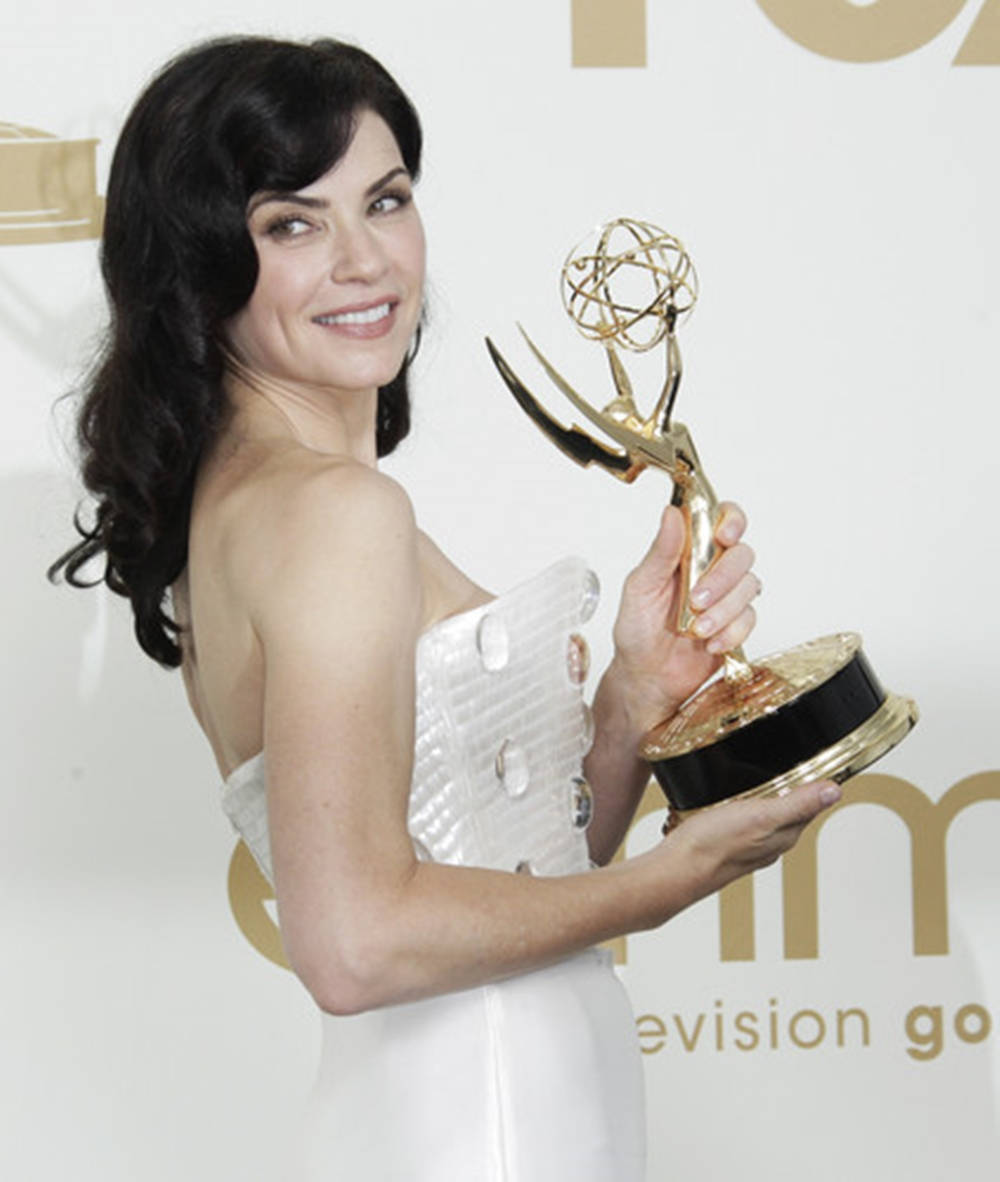 Award-winning Actress Julianna Margulies Holding Her Trophy Wallpaper