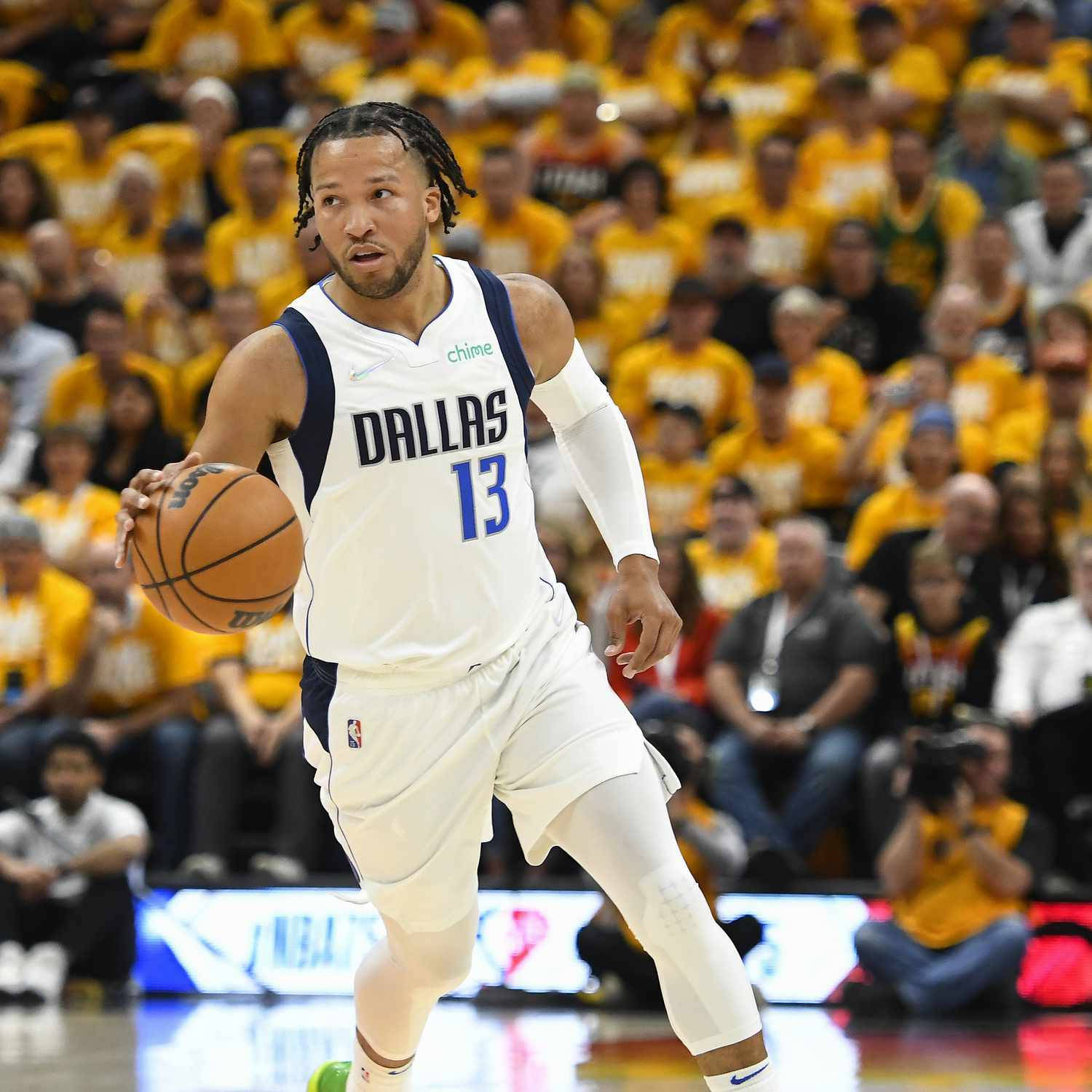 Basketball Player Jalen Brunson In Dallas Team Wallpaper