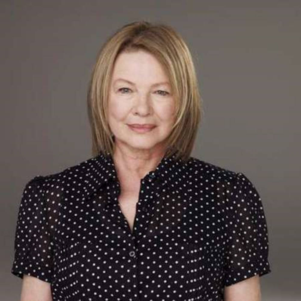 Beautiful American Actress Dianne Wiest Medium Angle Shot Wallpaper