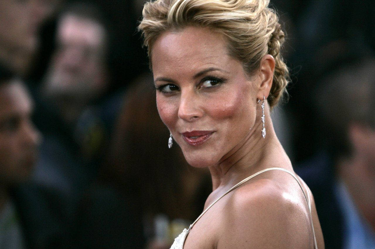 Beautiful Close Up Of Maria Bello Wallpaper