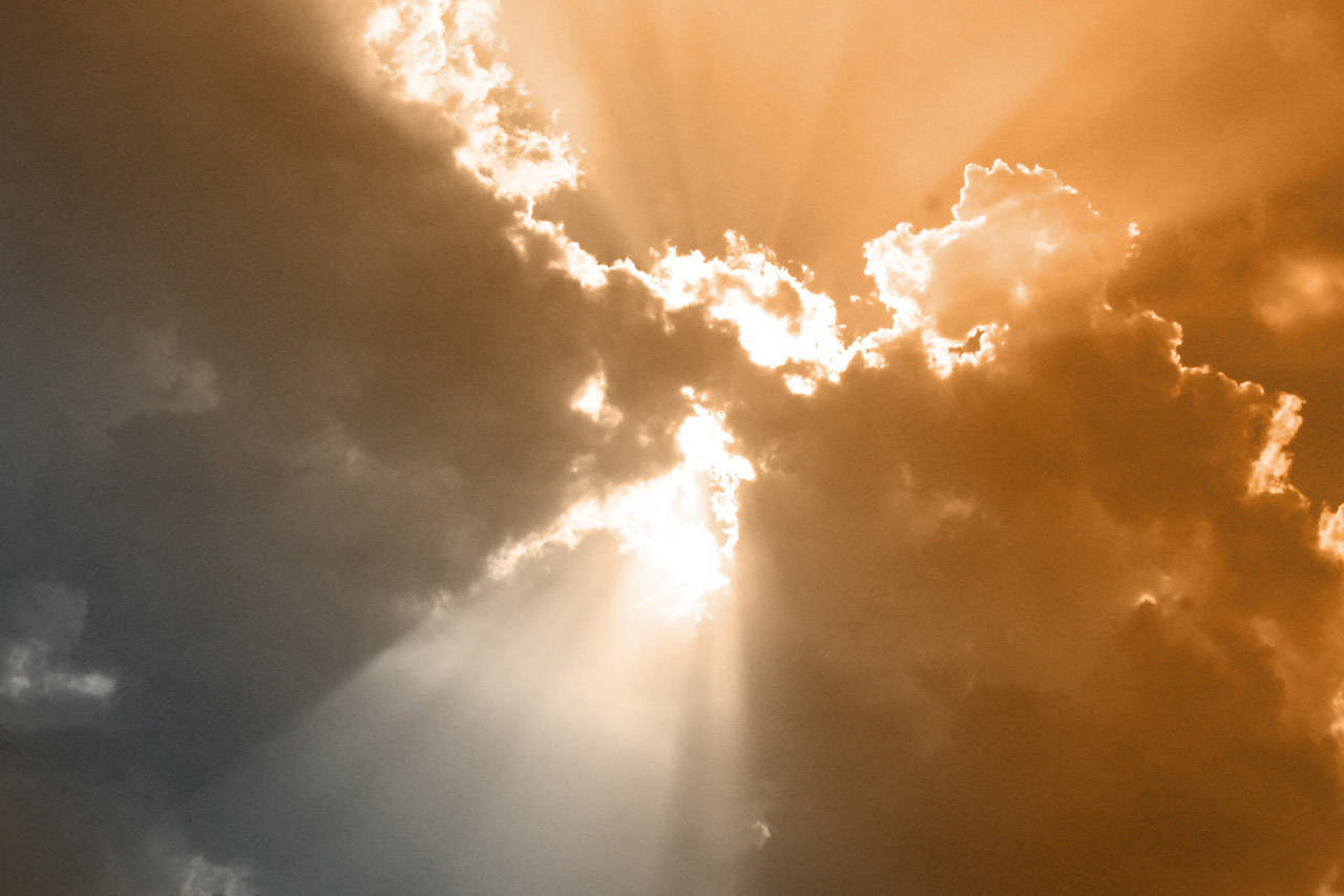 Beautiful Sun Rays On Funeral Clouds Wallpaper