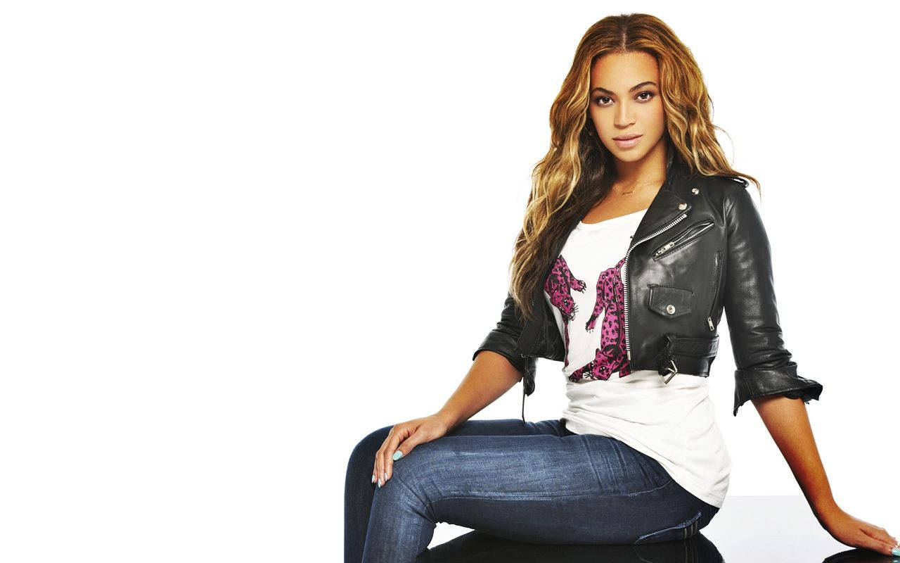 Beyonce In Cropped Leather Jacket Wallpaper