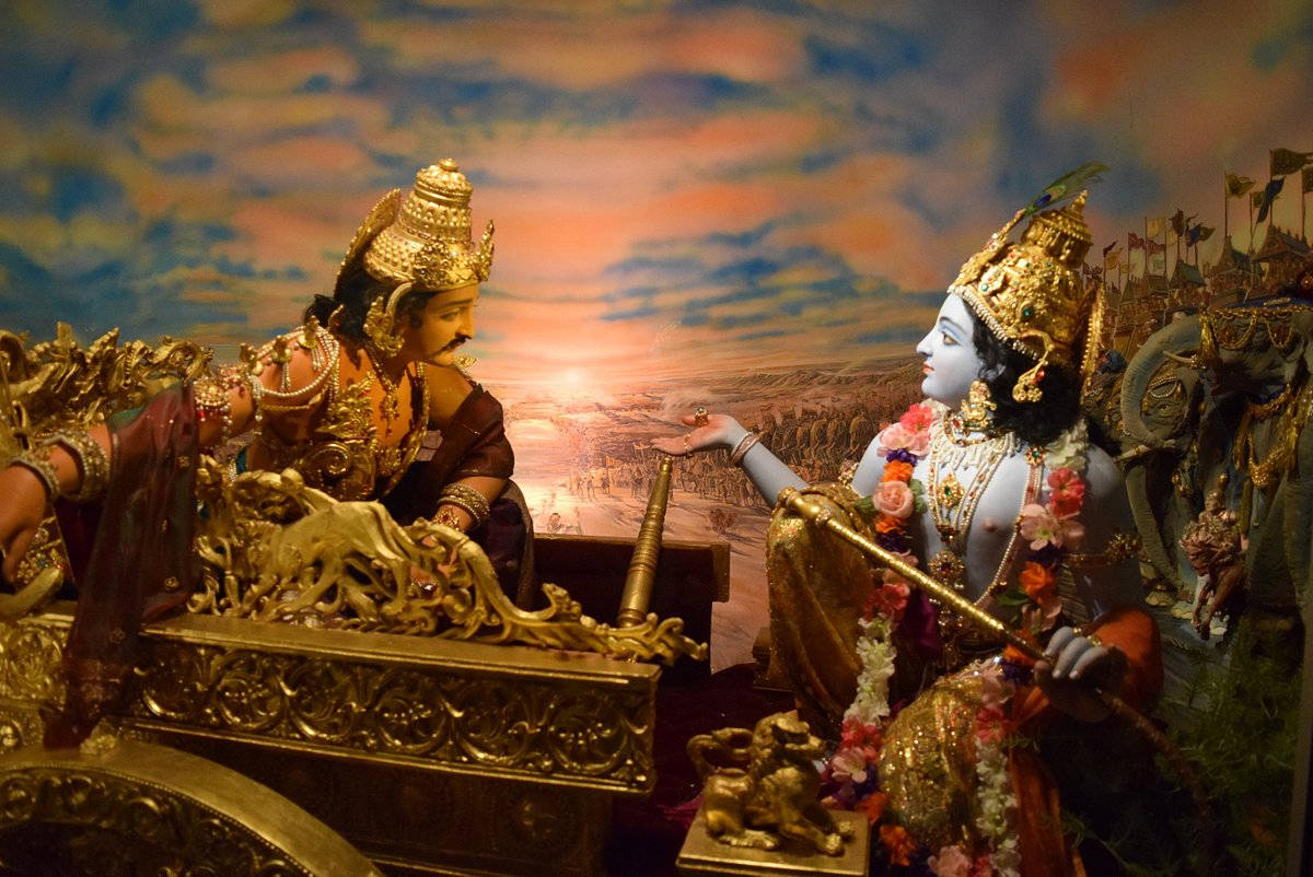 Bhagavad Gita Lord Krishna And Prince Arjuna Statue Wallpaper