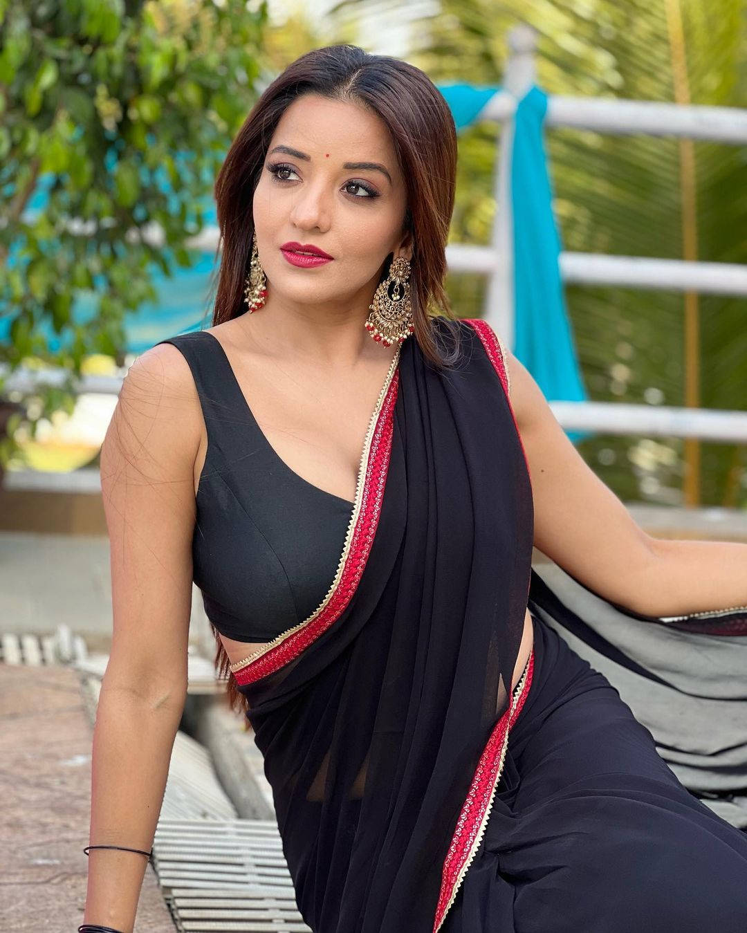 Bhojpuri Actress In Black Saree Wallpaper