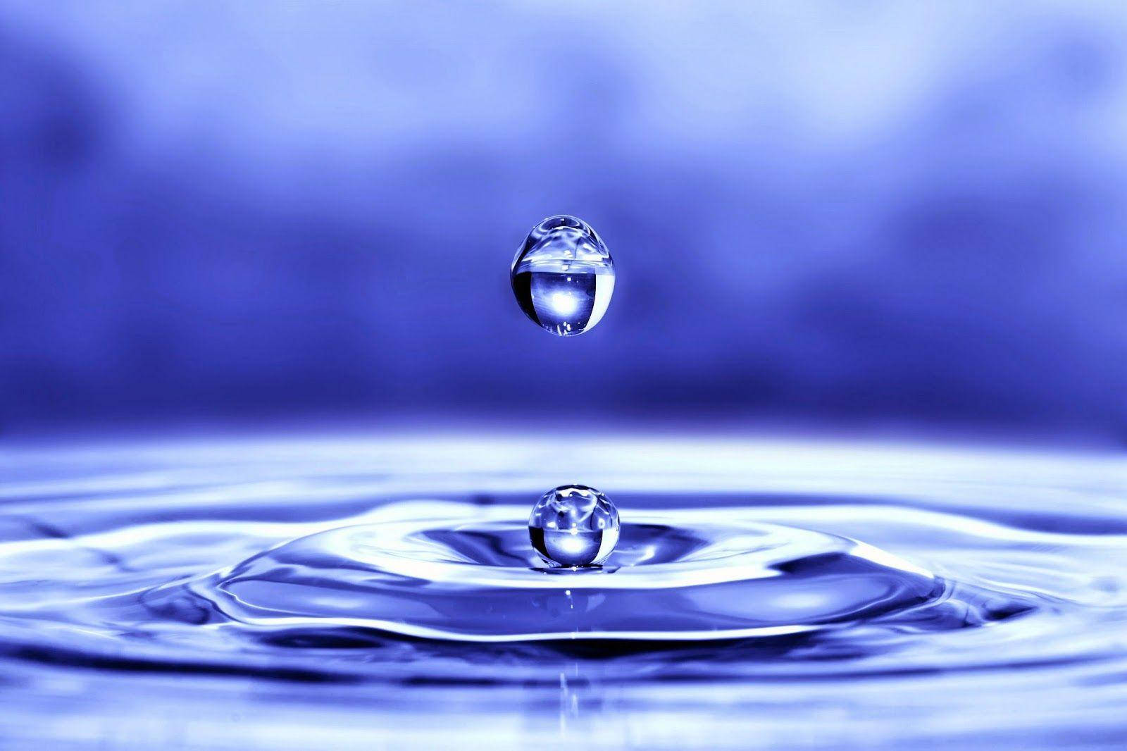 Big Droplet On Rippling Water Wallpaper