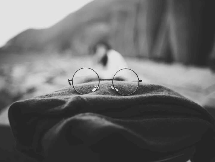 Black And White Aesthetic Hp Harry's Glasses Wallpaper