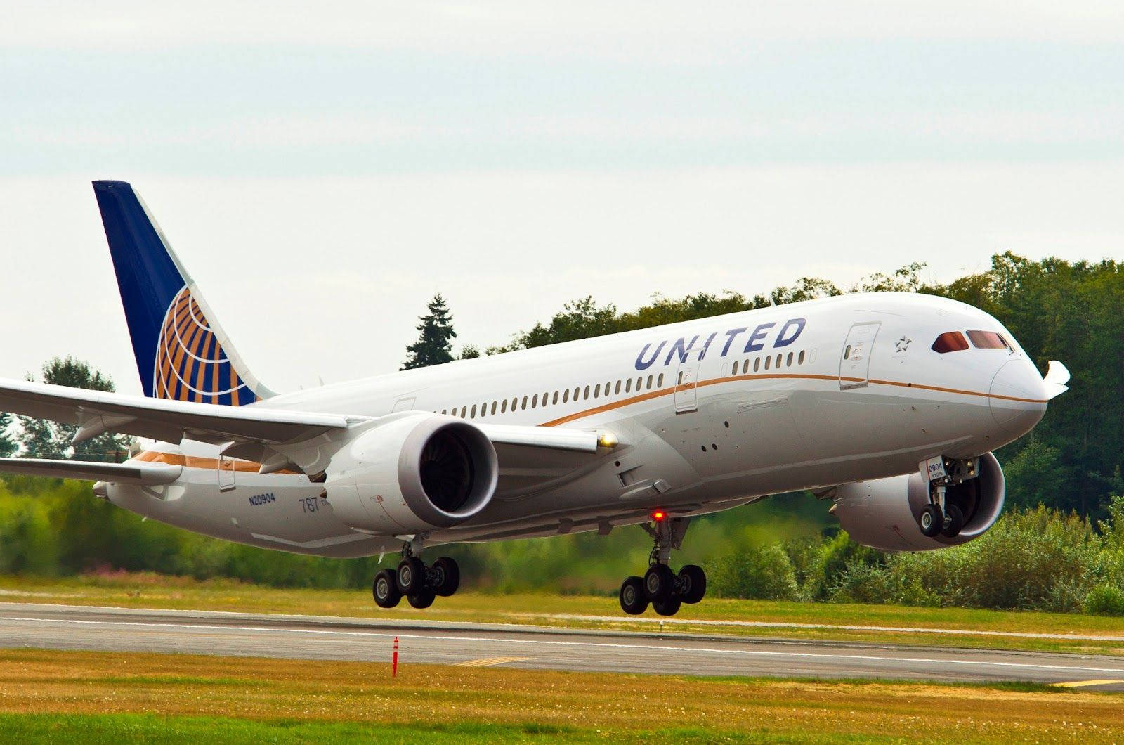 Boarding White United Airlines Plane Wallpaper