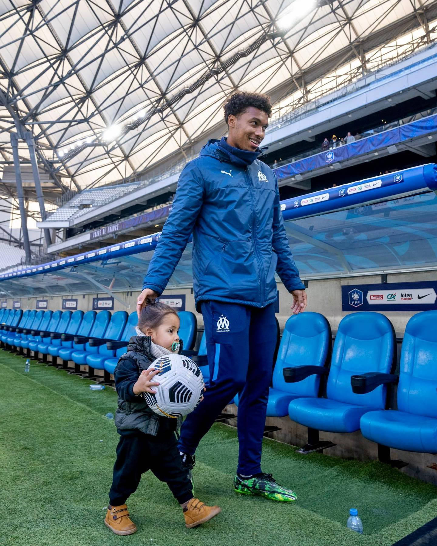 Boubacar Kamara Enjoying A Beautiful Day With His Daughter Wallpaper