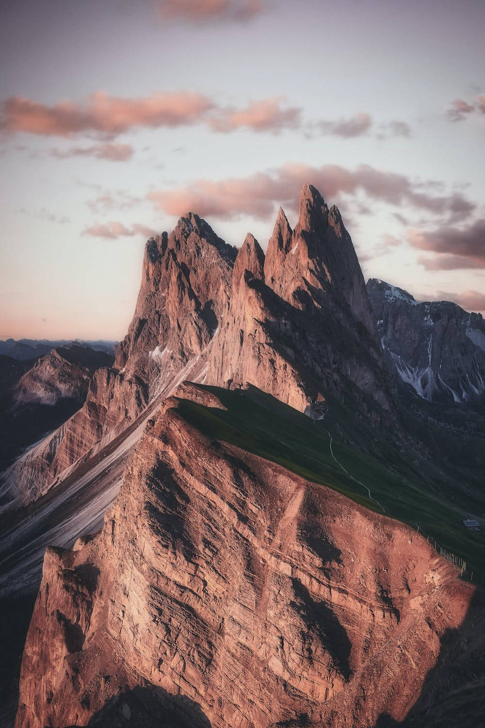 Breathtaking 4k Display Of Majestic Mountains On Iphone 11 Pro Wallpaper