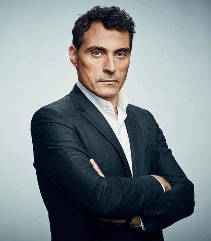 Breathtaking Portrait Of Renowned Actor Rufus Sewell Wallpaper