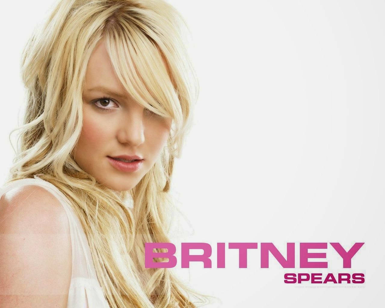 Britney Spears In Pink And White Wallpaper
