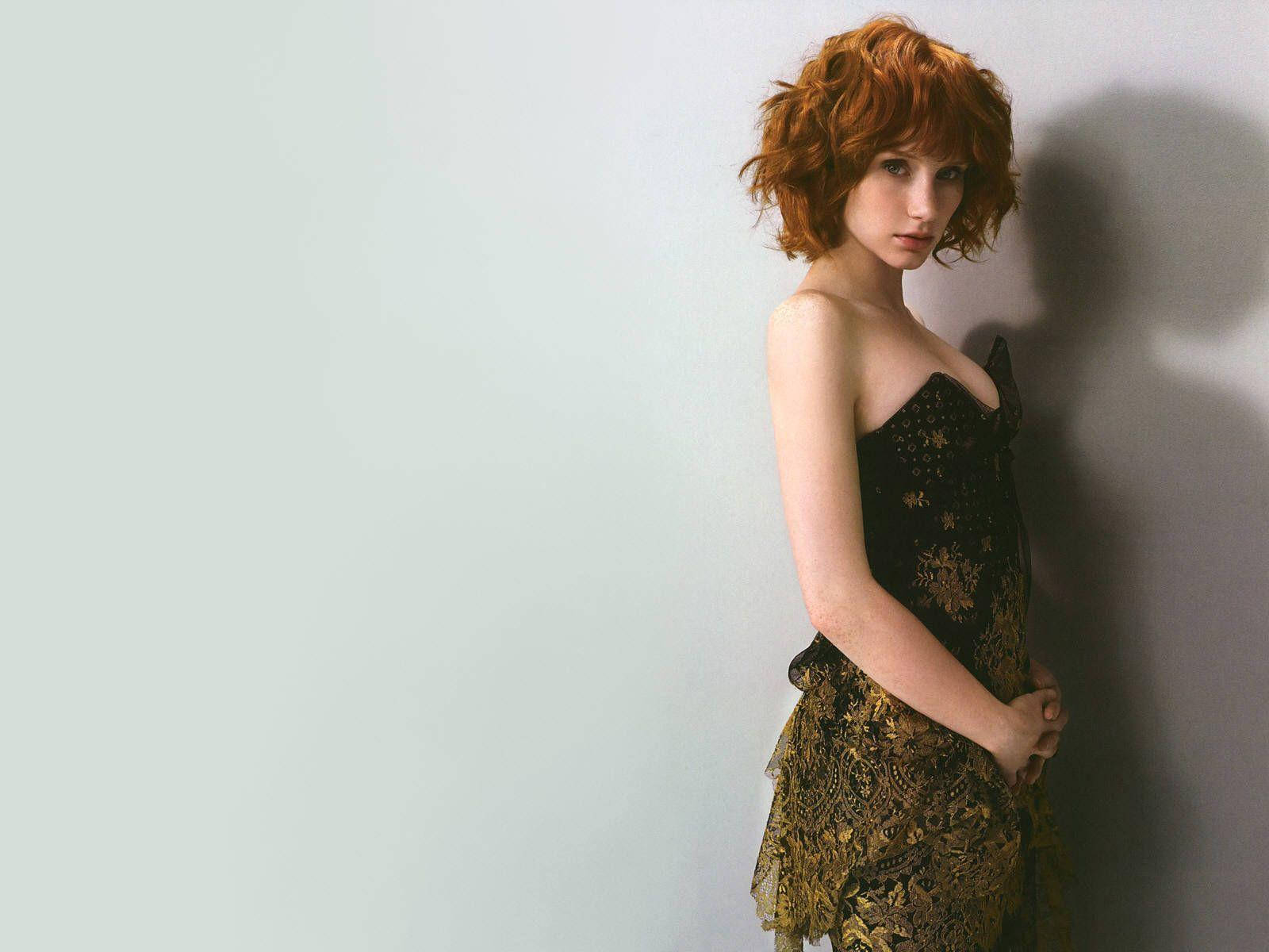 Bryce Dallas Howard Curly Short Hair Wallpaper