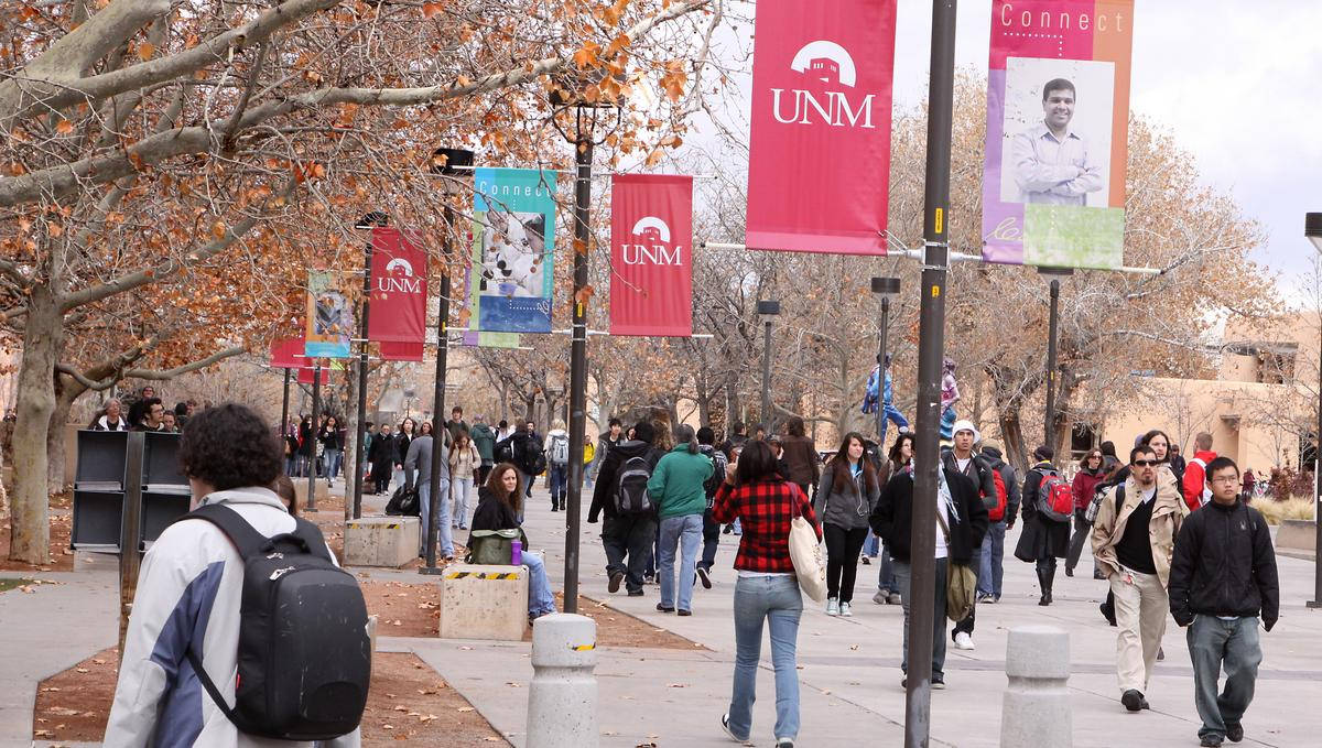 Busy Students At University Of New Mexico Wallpaper