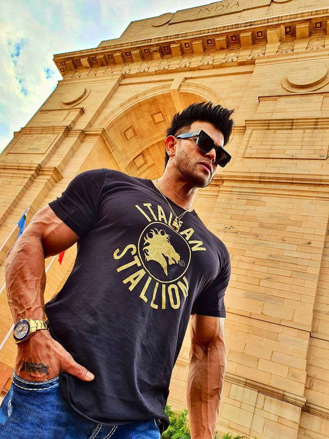 Caption: Fitness Icon Sahil Khan Posing At India Gate Monument. Wallpaper