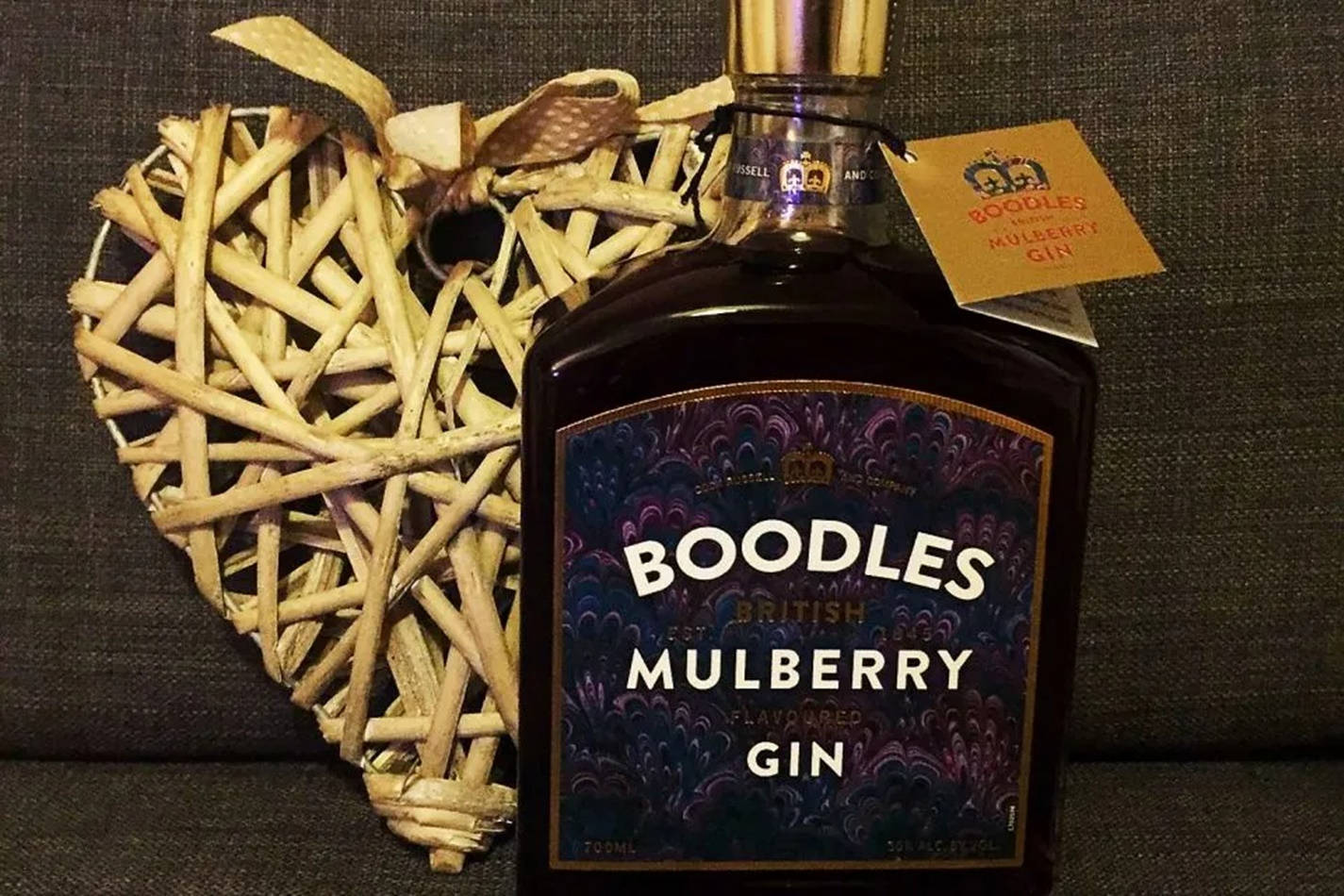 Caption: Luxurious Boodles Mulberry Gin Wallpaper