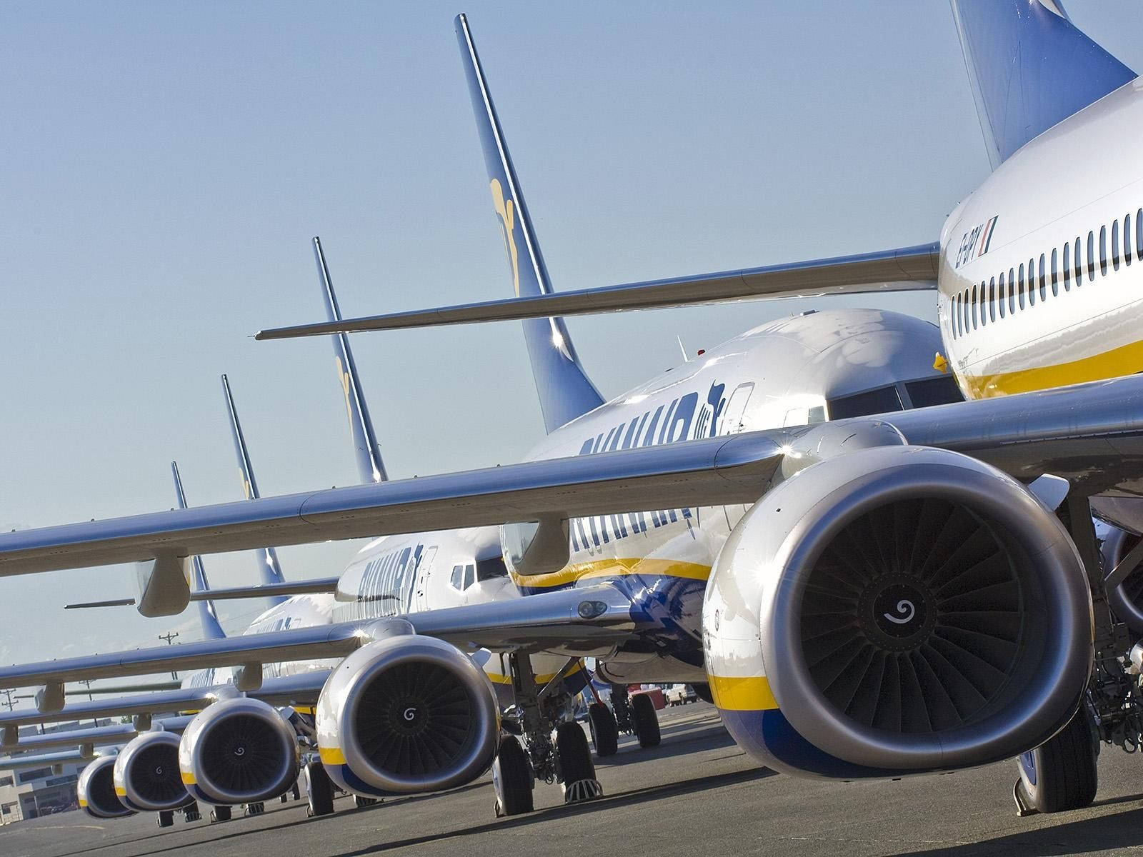 Caption: Ryanair Boeing 737-800 On Runway Wallpaper