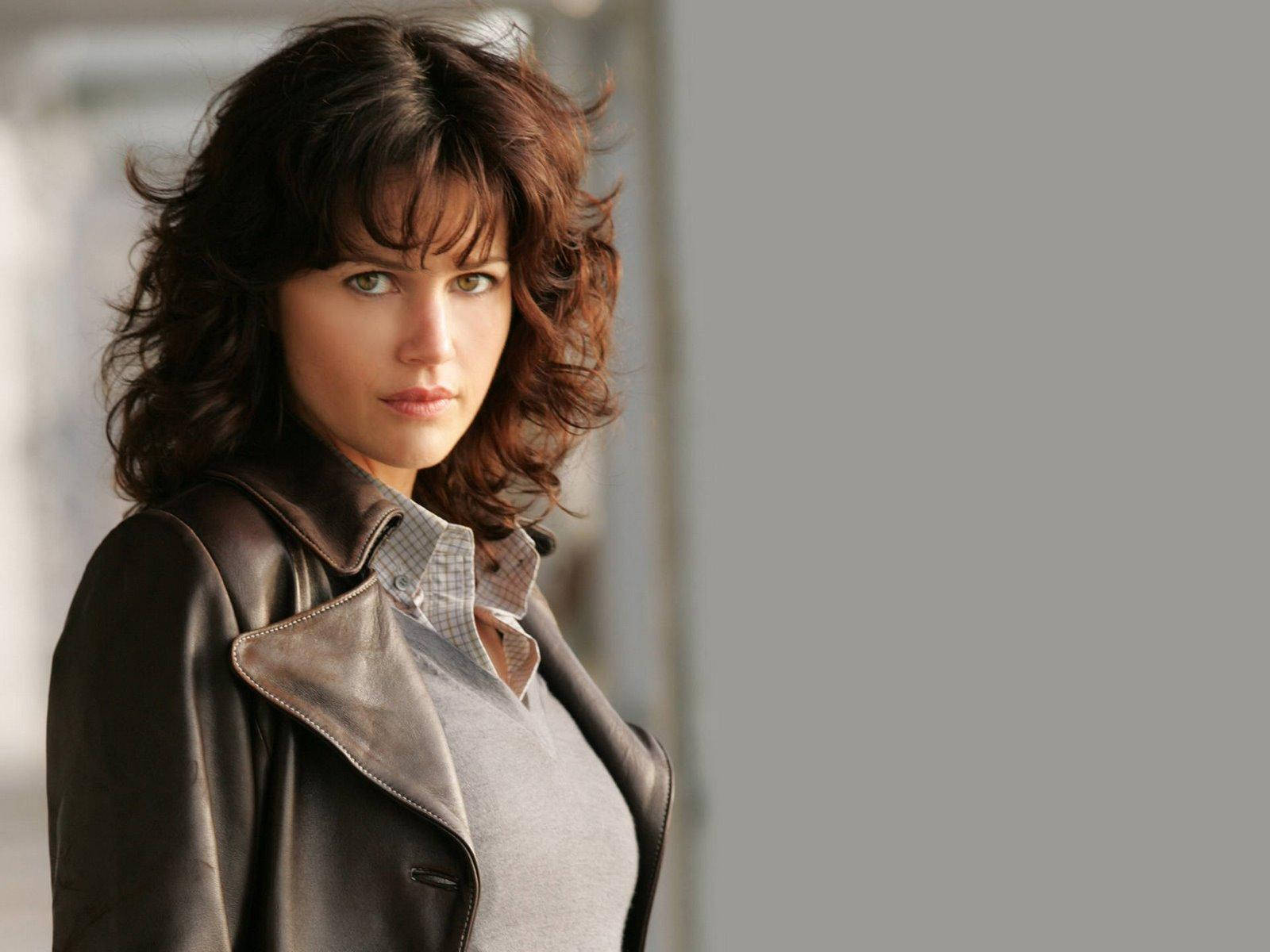 Carla Gugino Sporting Attractive Features Wallpaper