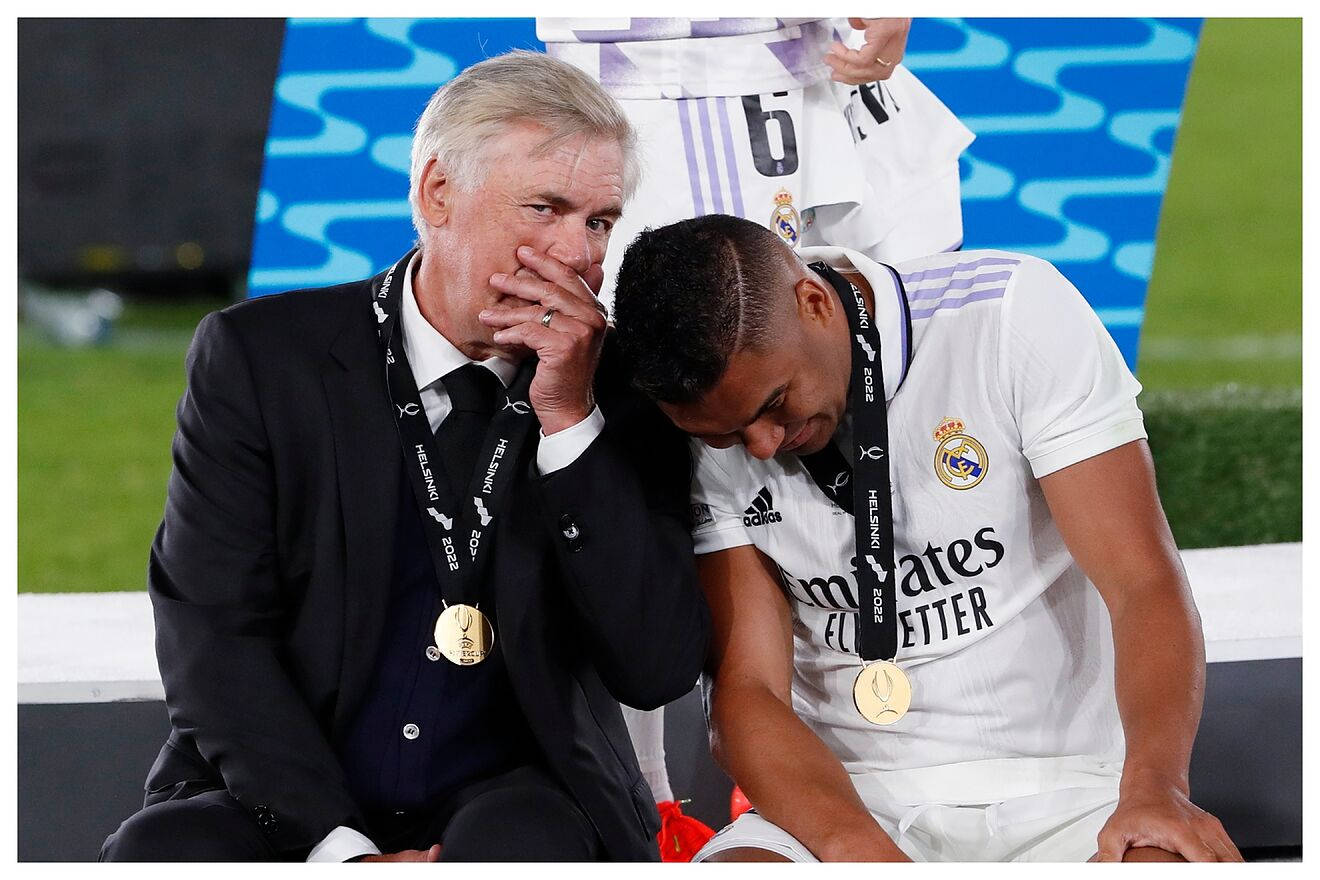 Carlos Casimiro Leaning On Ancelotti Wallpaper